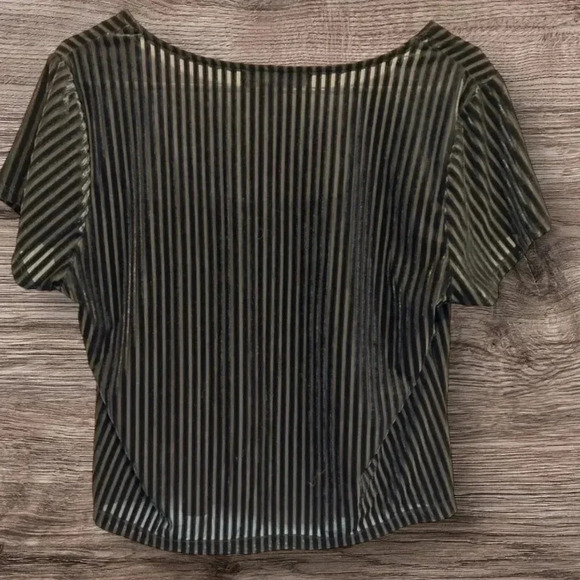 Forever 21+ Women's Vertical Ribbed Cropped
Blouse Plus Size 1X Black in EUC - Picture 2 of 6